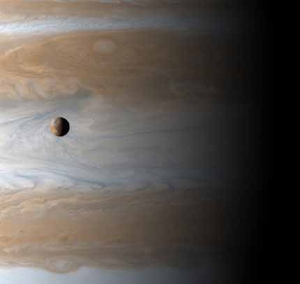Cassini-io : Io in front of Jupiter, as seen by the Cassini probe. (Courtesy of NASA/JPL/University of Arizona)
